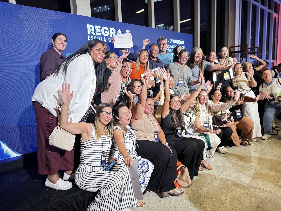 CGIB 25 - Turma de várias ed. tirando foto